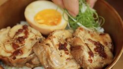 Resep Ayam Chashu Gulung dengan Telur Marinated, Minyak Bawang, dan Saus Gurih: Inspirasi Jepang Modern untuk Makan Harian