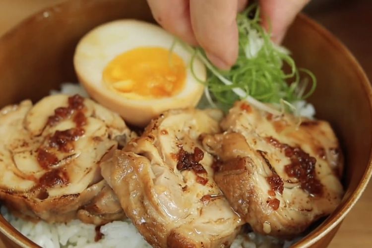 Resep Ayam Chashu Gulung dengan Telur Marinated, Minyak Bawang, dan Saus Gurih: Inspirasi Jepang Modern untuk Makan Harian