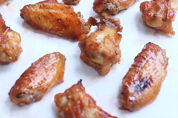 Resep Chicken Wings Renyah Luar, Lezat dalam dengan Saus Pedas dan Lemon Pepper