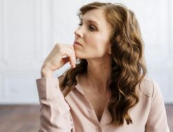 5 Bahasa Tubuh yang Tunjukkan Rasa Gugup dan Cemas!