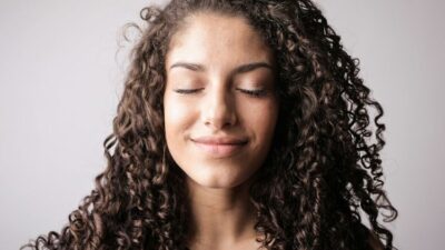 Rambut Keriting? Ini 7 Cara Merawatnya Sebelum Tidur