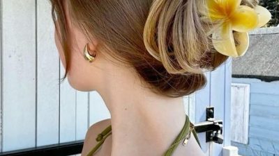 5 Gaya Rambut Cantik dengan Klip Bunga, Feminin dan Menarik
