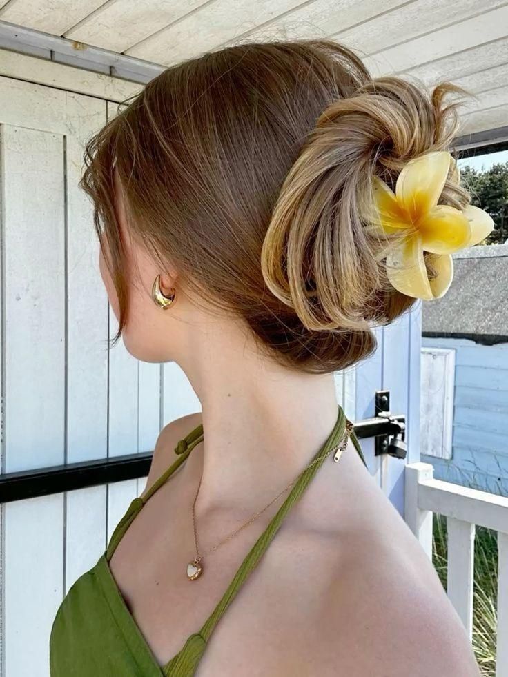 5 Gaya Rambut Cantik dengan Klip Bunga, Feminin dan Menarik