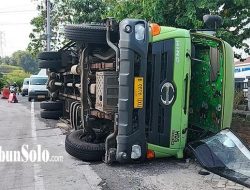 Bukan Istirahat, Sopir Ngantuk Bawa Truk Rebahan, Berton-ton Benda Berceceran di Boyolali