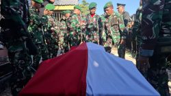 Prada Lucky Dikuburkan dengan Upacara Militer, Ibunya Masih Tidak Bisa Menerima