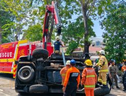 Toyota Land Cruiser Terguling di Jalan Ahmad Yani, Kondisi Pengemudi Dinilai Parah