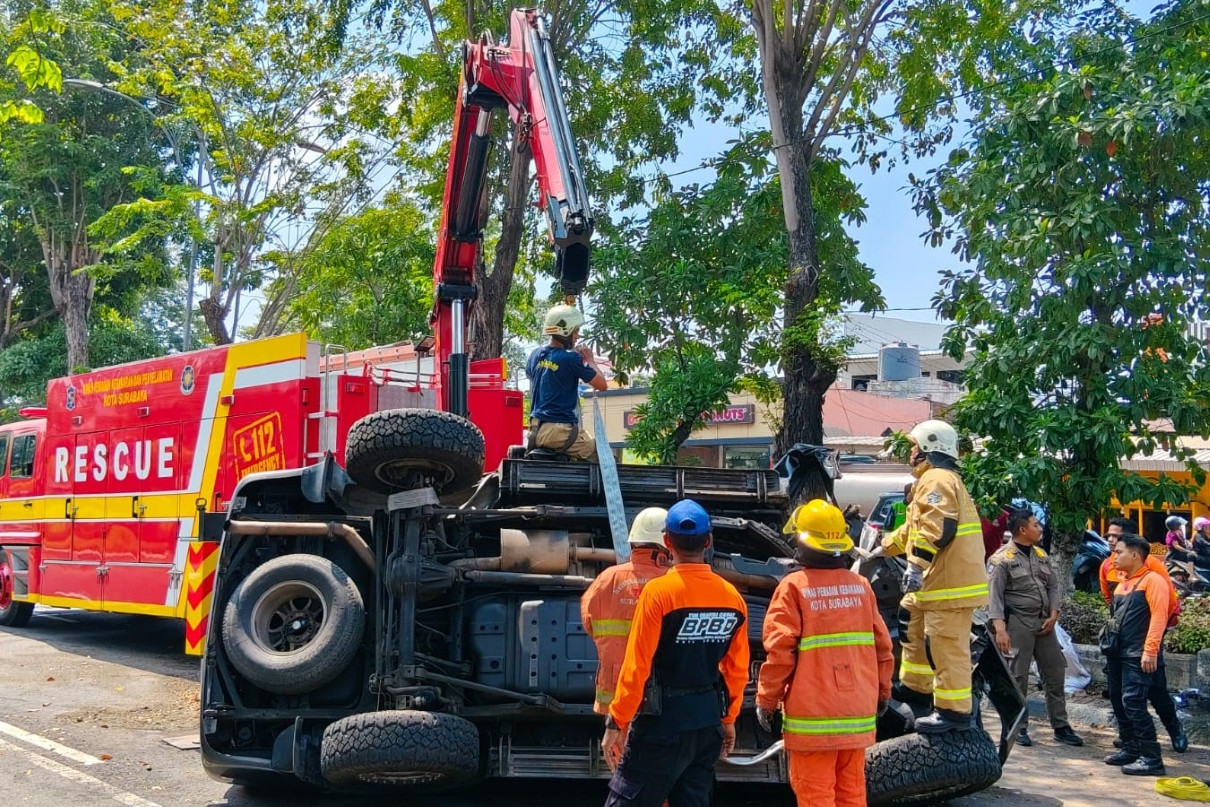 Toyota Land Cruiser Terguling di Jalan Ahmad Yani, Kondisi Pengemudi Dinilai Parah