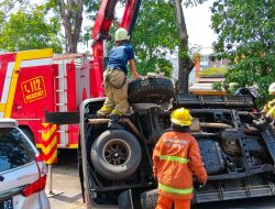 Toyota Land Cruiser Terguling di Jalan Ahmad Yani, Sebabkan Macet 1 Jam