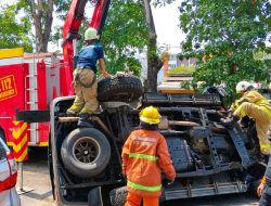Penyebab Toyota Land Cruiser Terbalik di Jalan Ahmad Yani, Pengemudi Diduga Mengantuk