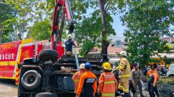 Karena Salah Injak Gas, Land Cruiser Terbalik di Jalan Protokol Surabaya