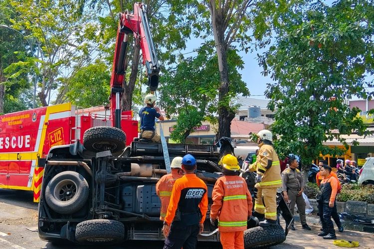 Karena Salah Injak Gas, Land Cruiser Terbalik di Jalan Protokol Surabaya