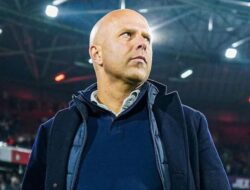 Transfer Alexander Isak: Arne Slot Hargai Eddie Howe, Liverpool Tetap Fokus