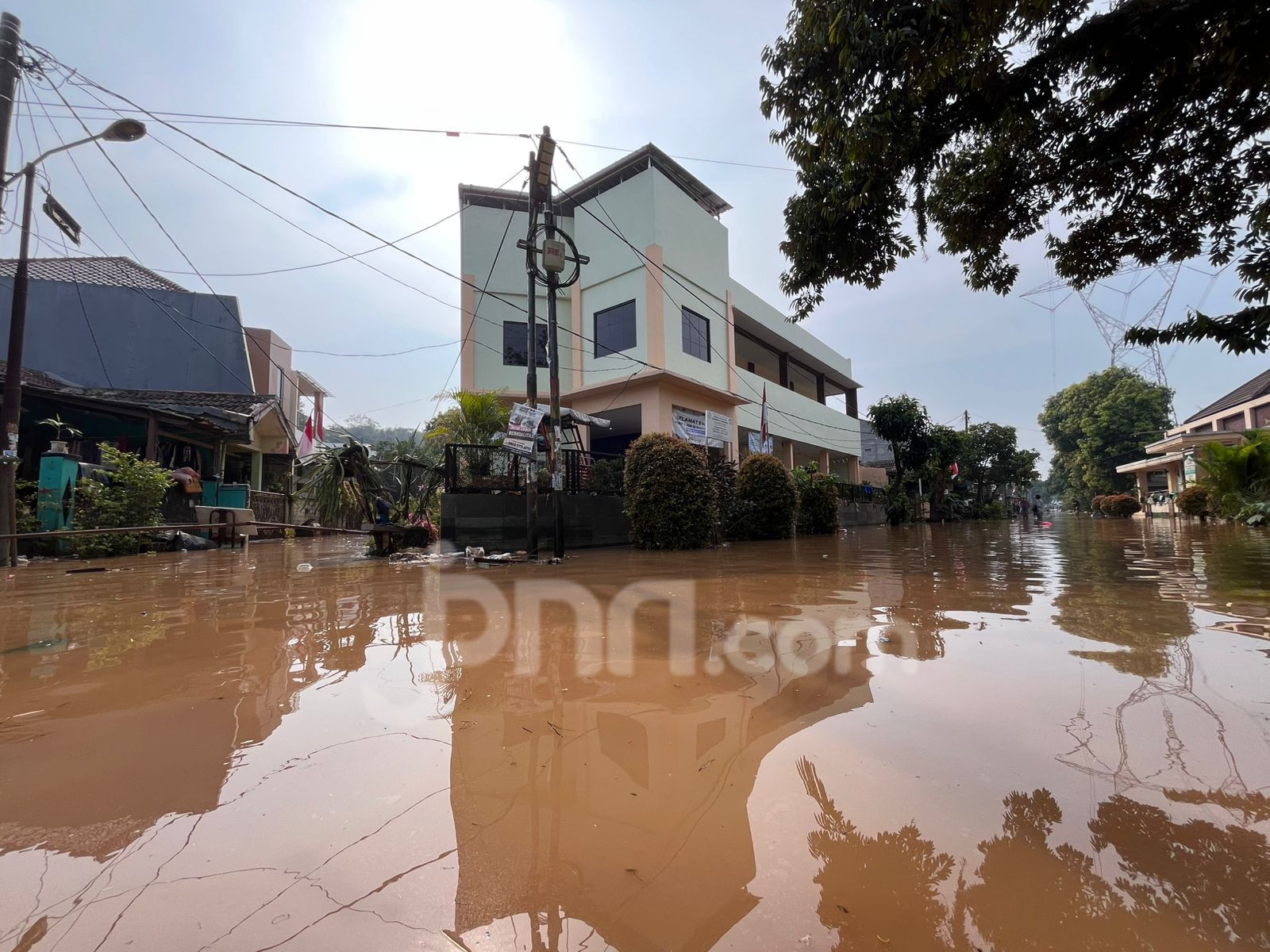 Banjir Landa Perumahan Villa Pamulang Depok Akibat Tanggul Jebol