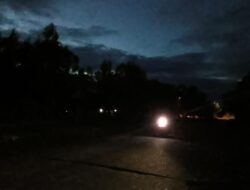 Bupati Suka Gelap, Jalan Tak Berlampu, Warga Harus Bawa Senter Sendiri Bupati Suka Gelap, Jalan Tak Berlampu, Warga Harus Bawa Senter Sendiri