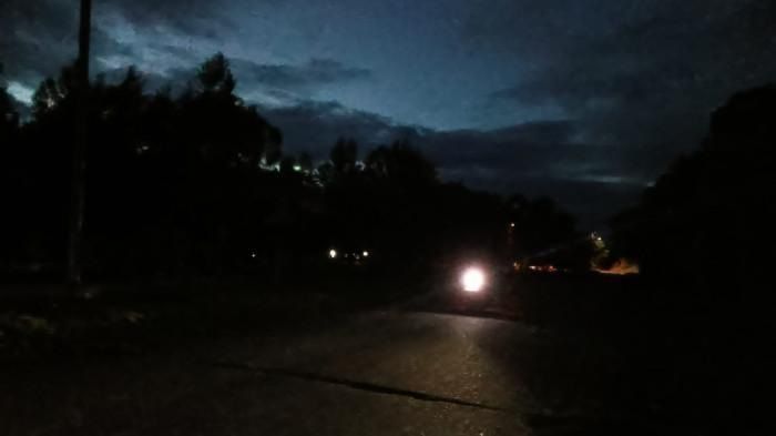 Bupati Suka Gelap, Jalan Tak Berlampu, Warga Harus Bawa Senter Sendiri