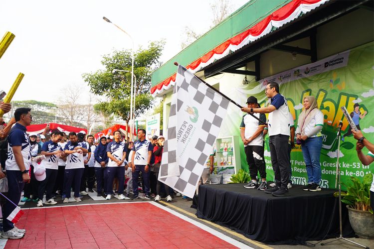 Peringati Ulang Tahun, Petrokimia Gresik Gelar Jalan Sehat dengan Ribuan Warga Gunungsari dan Babat