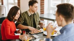 Orang yang Sering Pesan Makanan Sama di Restoran Punya 7 Kepribadian Ini, Menurut Psikologi
