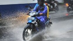 Hujan Mulai Turun, 5 Bahaya Tersembunyi bagi Pengendara Motor