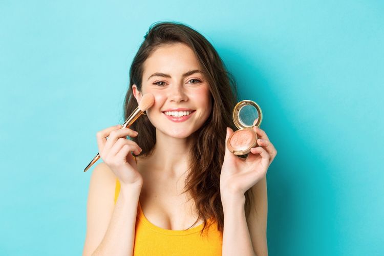7 Cara Efektif Membuat Riasan Tahan Lama di Musim Panas