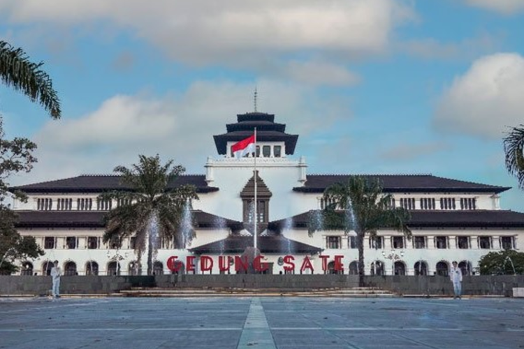 Destinasi Wisata Unik di Bandung untuk Liburan Keluarga, Nomor 8 Paling Legendaris