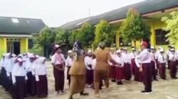 Guru SD di Lampung Viral Ancam Cekik Siswa Saat Upacara Bendera