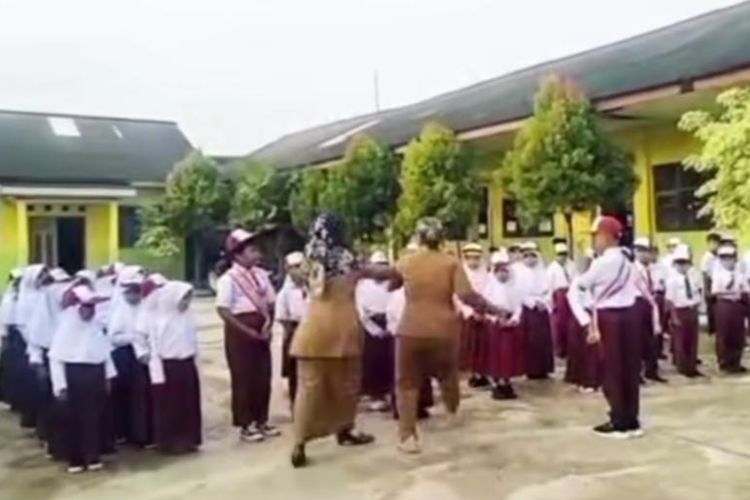 Guru SD di Lampung Viral Ancam Cekik Siswa Saat Upacara Bendera