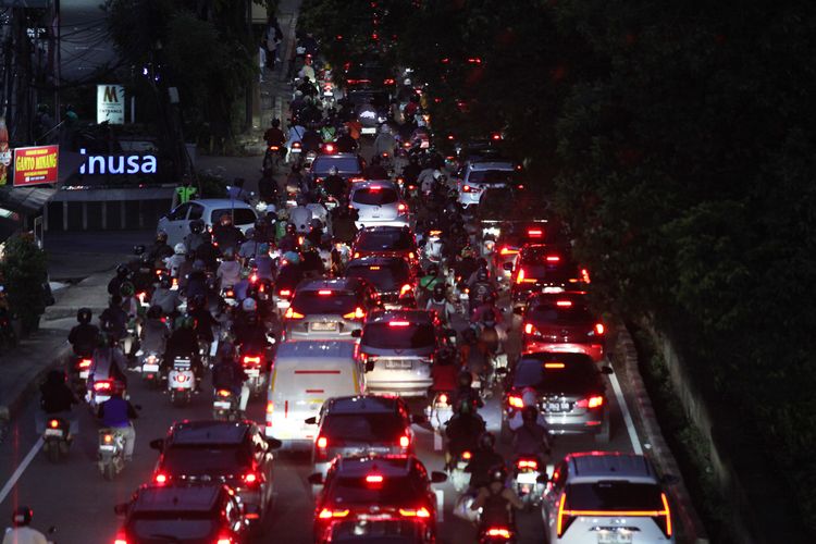 Gubernur Pramono Manfaatkan Trotoar Jalan TB Simatupang untuk Kurangi Kemacetan Jakarta Selatan