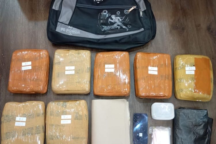 Polda Metro Jaya Tangkap Pemuda, Amankan 7 Kg Ganja di Terminal Pulogebang