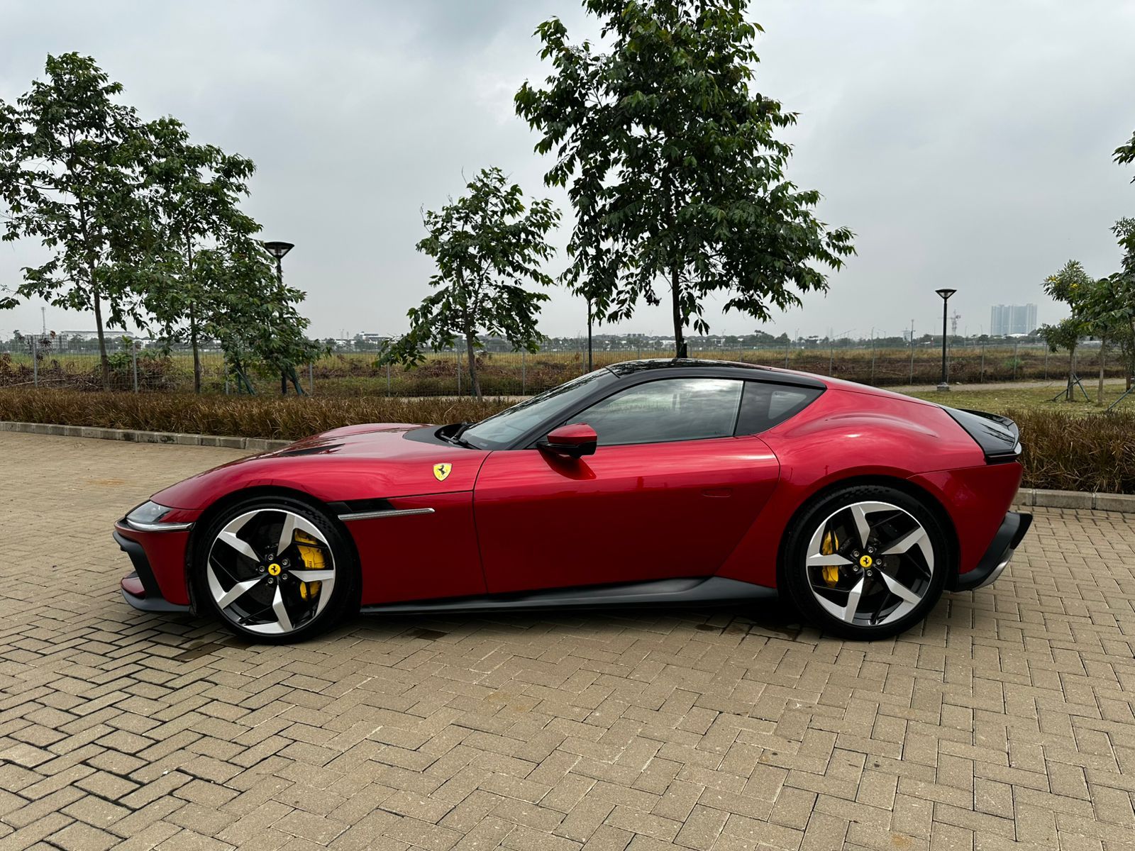 Tangki Penuh, Sejauh Apa Ferrari 12Cilindri Bisa Melaju?