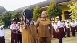 Guru di Lampung Viral Saat Upacara, Ancam Siswa hingga Membuat Mereka Takut
