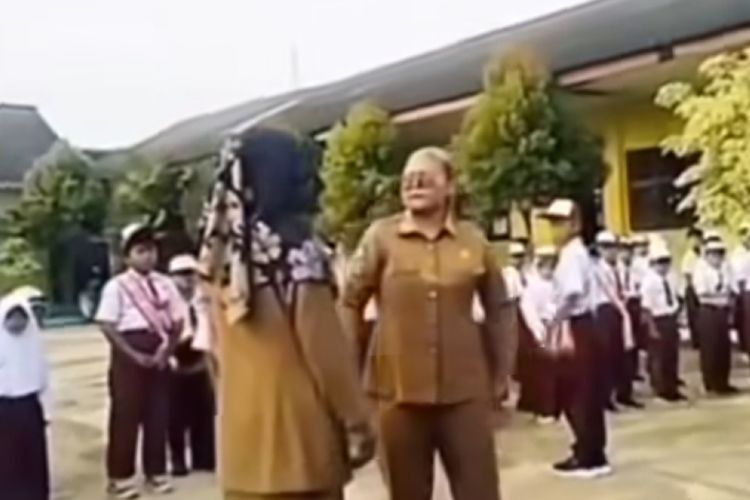 Guru di Lampung Viral Saat Upacara, Ancam Siswa hingga Membuat Mereka Takut