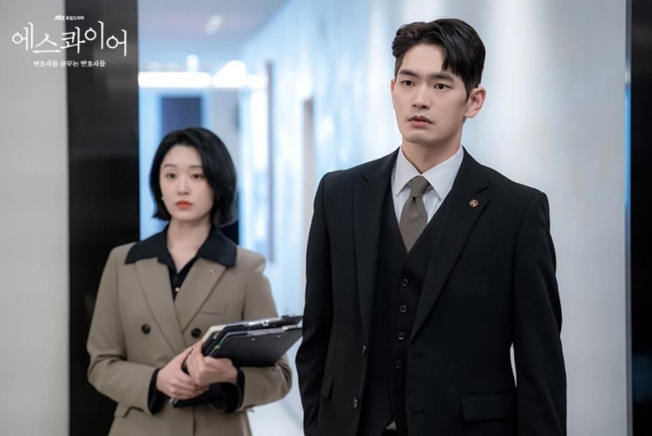 Tiga Karakter yang Tertarik pada Kang Hyo Min di Beyond the Bar