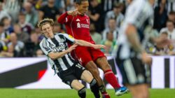 Van Dijk Terjatuh Akibat Tekel Menyeramkan Gordon