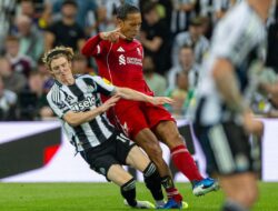 Van Dijk Terjatuh Akibat Tekel Menyeramkan Gordon Van Dijk Terjatuh Akibat Tekel Menyeramkan Gordon