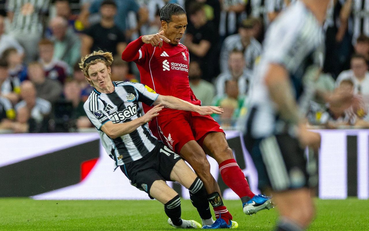 Van Dijk Terjatuh Akibat Tekel Menyeramkan Gordon