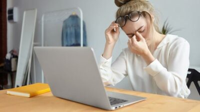 Mata Gatal dan Perih Saat Kerja? Coba 6 Latihan Mata Ini!