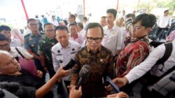 Respons Wamendagri Bima Arya: Bendera PAN Dikibarkan Massa Aksi, Bubarkan DPR di Senayan