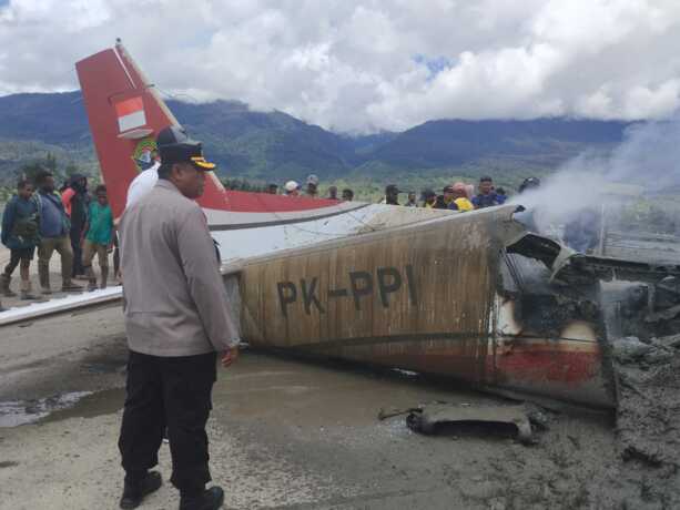 Pesawat Kargo Terbakar Setelah Hantam Pos TNI AU