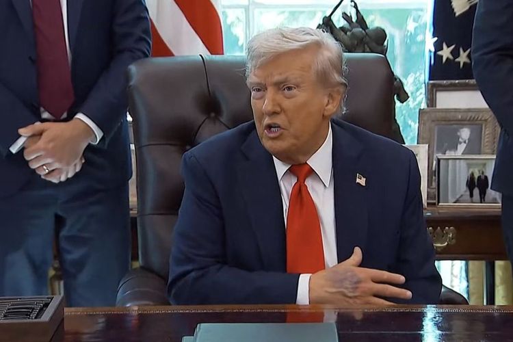Trump Kembali Pakai Makeup, Publik Khawatirkan Kesehatannya