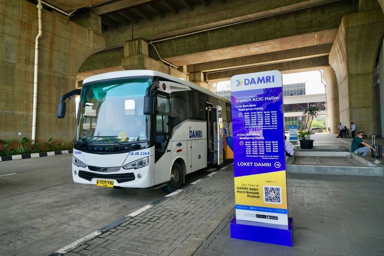 Penumpang Pesawat di Halim dan Soetta Kini Lebih Mudah ke Stasiun Whoosh dengan Shuttle dan Damri