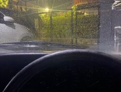 Bercak Air di Kaca Mobil Tak Hilang? Ini Cara Efektifnya