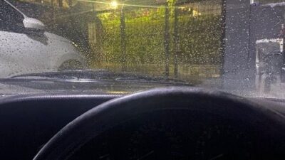 Bercak Air di Kaca Mobil Tak Hilang? Ini Cara Efektifnya
