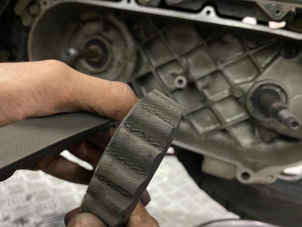 Ini Sebabnya Bagian Bawah CVT Motor Matic Berwarna Hitam