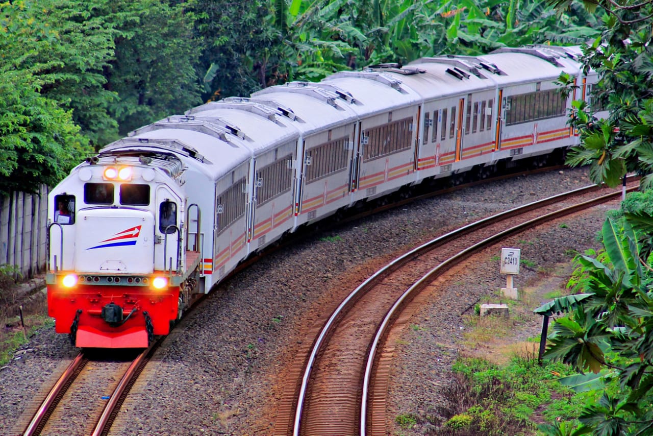 Kereta Argo Bromo Anggrek Terjatuh di Pagaden Subang
