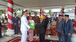 Penuh Haru! Bupati JKA Beri Tali Asih ke 70 Veteran di HUT Kemerdekaan RI