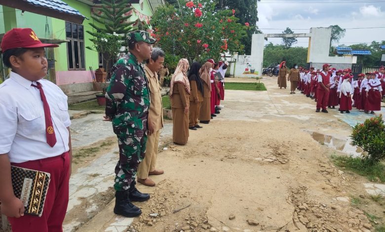 Sinergi TNI dan Pendidikan: Peltu Wargana Bina Upacara di MTsN 5
