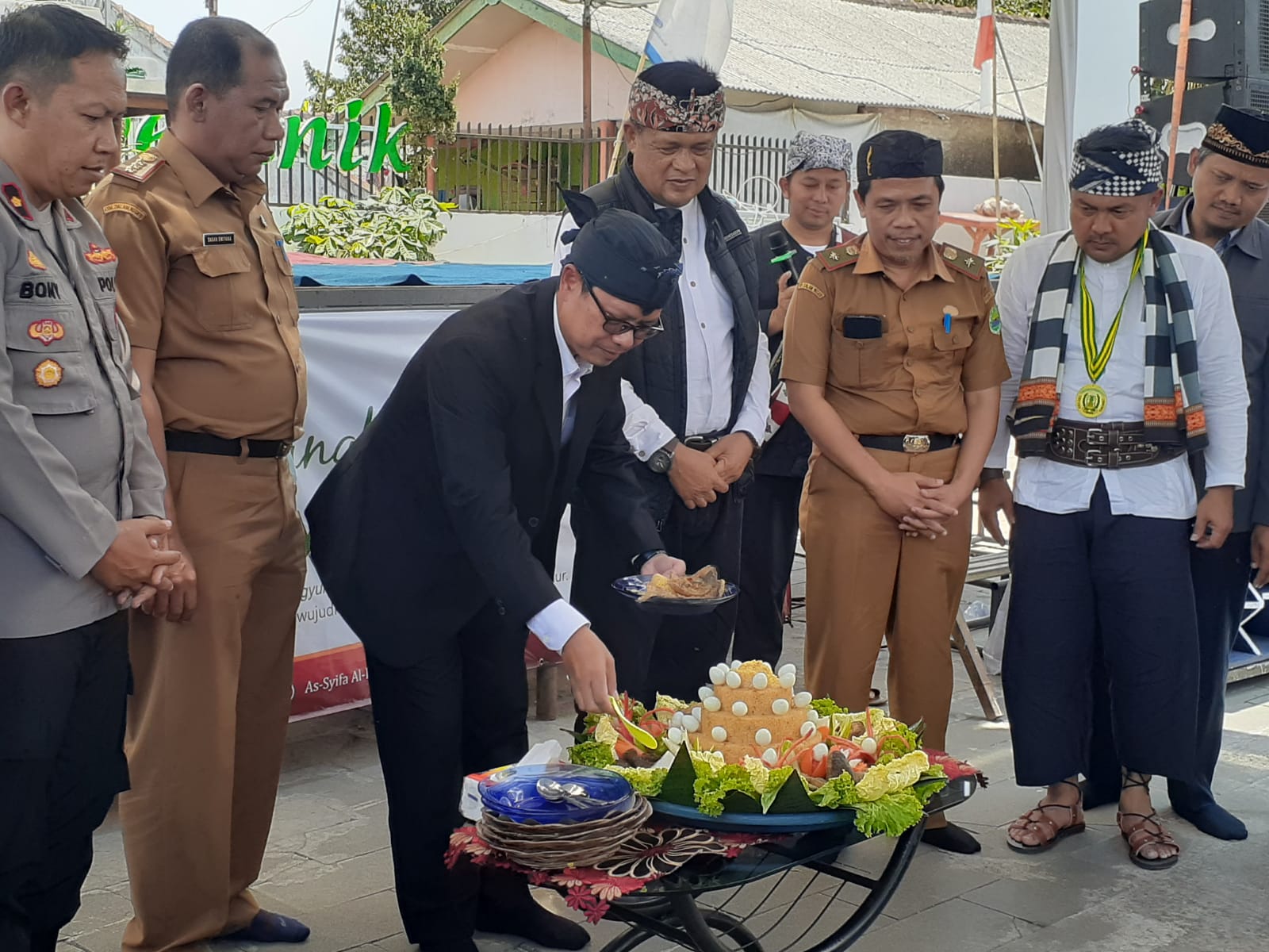 Hadiri Milangkala Cikaum ke-26, Bupati Subang Janjikan Perbaikan Jalan Tuntas