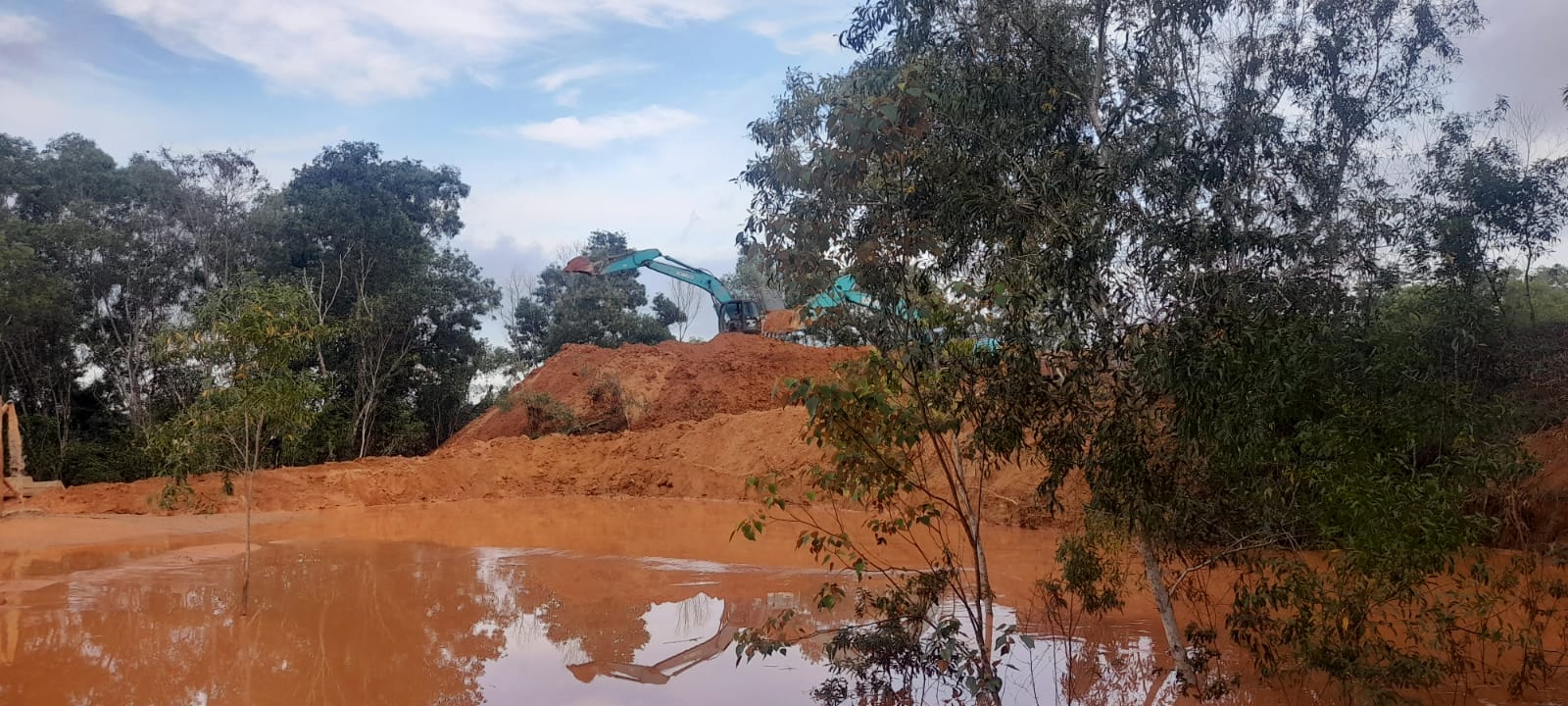 Penertiban Tambang Timah Ilegal, Ponton Dibongkar dengan Excavator