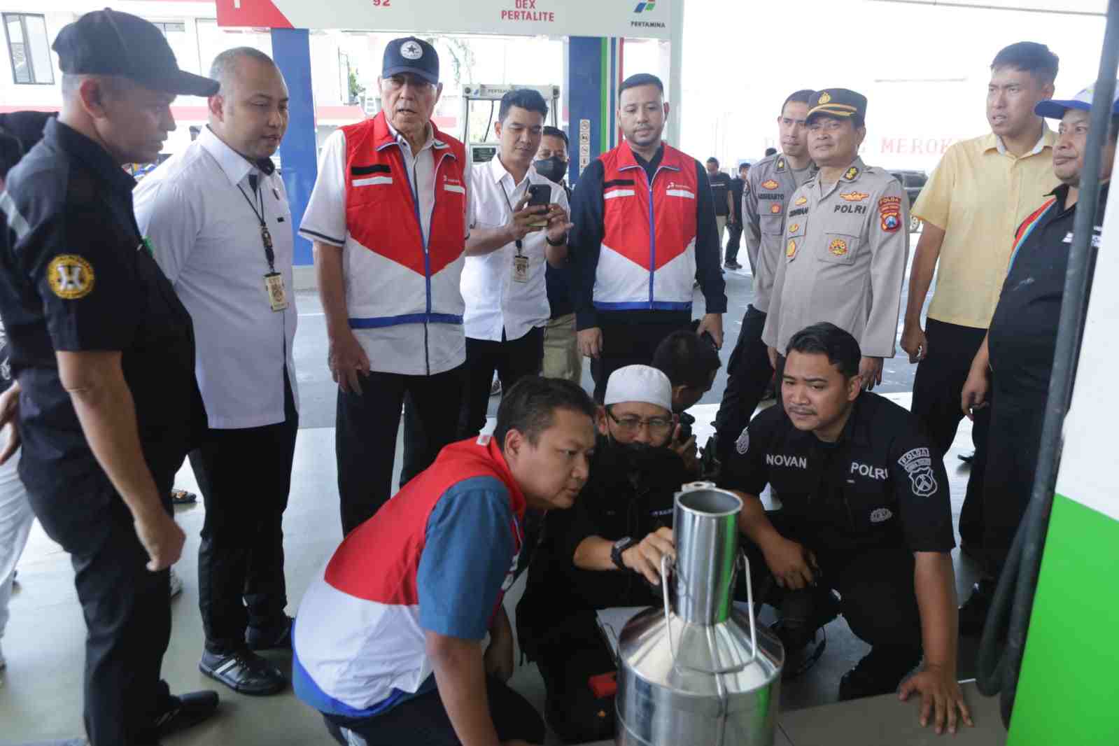 Gubernur Jatim Cek Kualitas BBM di SPBU Bersama Pertamina