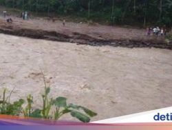Banjir Bandang Klawing Purbalingga, 6 Pekerja Terjebak di Atas Tanggul Banjir Bandang Klawing Purbalingga, 6 Pekerja Terjebak di Atas Tanggul